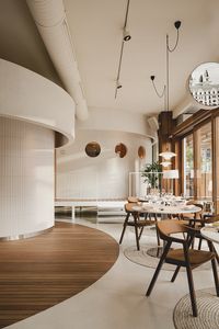 In designing the new La Maruca Lopez de Hoyos restaurant in Madrid, Spain, Zooco Estudio pays homage to the rationalist gems of Cantabria. The elegant white Rockfon Mono Acoustic ceiling seamlessly complements the ceramic elements and ensures minimal permeability into the outdoors.