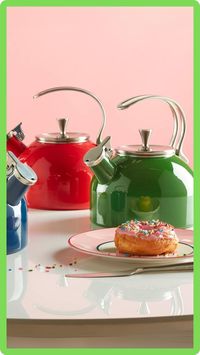 Todo el elegante diseño de la casa Kate Spade en su tetera inoxidable esmaltada de diferentes colores.  Integramente fabricada en acero, es un complemento ideal para vestir tu cocina de la mejor manera.