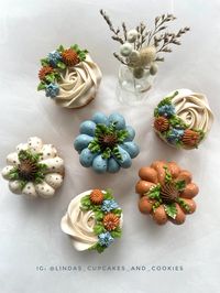 Fall Floral & Pumpkin Cupcakes