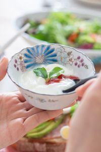 A charming small bowl with Atelier Yu's iconic flower. As you can see from the gorgeous delicate paintings, they are individually handmade by artisans. The rim of the bowl has a wavy design that makes the food look beautiful. The soft colors of the bowl will bring a smile and peace to your heart. They are available as a set of 5 or sold separately in 5 colors: blue, pink, green, yellow, and purple. | Visit MUSUBI KILN to see other authentic Japanese tableware.