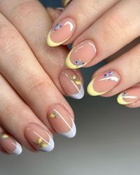 Sunny florals! These pastel French tips with tiny floral designs are perfect for adding a touch of elegance to your summer nails. 🌼🌿@bees.knees.nails