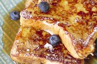 Par chez eux, ils appellent ça des French Toast. Je ne sais pas si c’est parce qu’à chaque fois que j’en ai mangé j’étais fébrile d’être en vacances, mais ce pain doré est vraiment quelque chose! Bon appétit.