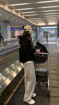 airport outfit, airport outfit aesthetic, comfy, casual,grey sweatpants, black hoodie, outfit aesthetic, outfit, airport outfit for women.