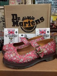 Dr Martens Limited Edition floral fabric Mary Jane in a UK Mary Jane shoe is a very iconic, vintage style! Classic style from early 1900s, originally a schoolgirl pump. 🌸Made for many years in Various colours. 📏We have Various sizes. Please check the size option. --------- ⭐We are small family business and original Dr Martens shop from 1958, based in Camden Town, London.