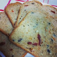 lydie's kitchen: Sun-dried Tomato and Olive Bread (bread machine)