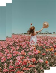 Blogger photoshoot ideas in a colorful flower field for a spring photoshoot #flowers #flowerfeild #photoshoot