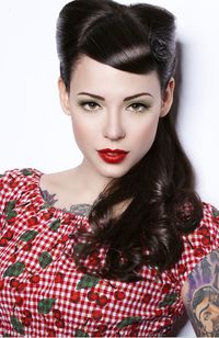 Retro hair with a pulled forward fringe, little rolls and easy peasy side pony - minimal backcombing required!