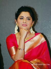 Sonalee kulkarni is looking beautiful in this saree