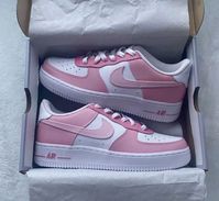 Make a statement in these custom Pearl Pink Air Force 1s! Show off your daring and adventurous side with a unique color that will keep heads turning. Step out in style and stand out of the crowd. Let your shoes do the talking! 💕 Exactly as shown in the pictures. 📷 Brand New & Authentic. 💯 Hand Painted with attention to detail. 👨‍🎨 Waterproof and Flexible. ❤️ Unisex model. Please refer to the Size Chart. 👟👫 Free Worldwide Shipping. ✈️🌍