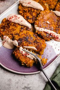 Quinoa-Rote Linsen Puffer mit Harissa Joghurt (v & gf) — VEGANE VIBES