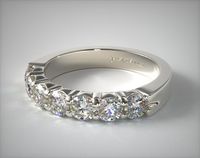 14K WHITE GOLD 0.25CTW SEVEN STONE COMMON PRONG DIAMOND ANNIVERSARY RING.