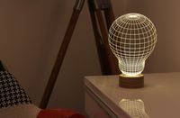 Le studio Cheha basé à Tel Aviv, nous a contacté pour nous présenter son dernier projet. Une lampe LED innovante qui agit comme un véritable trompe-l’oeil car elle n’est qu’en 2D et semble éclairer une forme 3D. Bulbing est réalisée grâce à une image 3D en fil de fer.  En transférant cette image sur des matériaux en 2D via un processus d’usinage laser, l’artifice apparaît. La base de la lampe est en contreplaqué de bouleau et le reste est réalisé à partir de feuilles de verre acrylique.