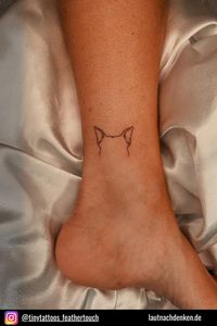 Was hältst du von Knöcheltattoos? Tattoos am Knöchel sind eine tolle Art, an deinen Hund zu erinnern, denn sie bleiben garantiert über Jahre hinweg unverändert. Knöcheltattoos dehnen sich normalerweise nicht aus oder hängen mit der Zeit durch, was sie perfekt für Anfänger und erfahrene Tätowierer macht.