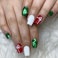 40 Beautiful Christmas Nail Designs On Short Nails - Social Beauty Club