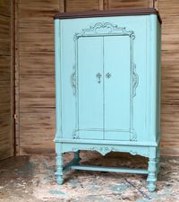 Vintage Furniture Makeover: Latex Paint and Wet Wipes Distressing