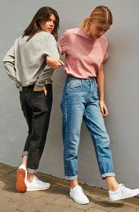 Mom jeans: 2017 foi o ano das mom jeans! A peça com toque vintage e cintura alta invadiu o outfit das fashionistas e deu um toque cool aos looks basiquinhos.