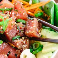 Make your own delicious ahi tuna poke bowl at home. This recipe is loaded with healthy brown rice, salad, vegetables and topped with marinated tuna poke. #video #pokebowl #ahi #poke