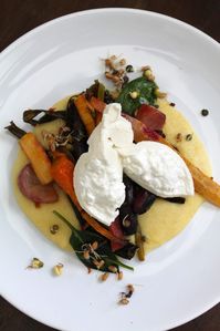 Bodenständig, rustikal und mit samtig-cremiger Burrata doch was ganz besonderes! Buntes, süßlich-pikantes Wurzelgemüse trifft Polenta und den cremigsten Mozzarella der Welt! ♥