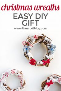 Mini Christmas Wreath Craft {Easy DIY Gift Idea} We love making homemade gifts to give