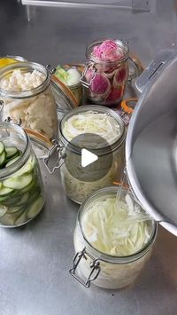 Charles Grard on Instagram: "🎥 Découvrez la technique simple et créative des pickles maison ! 🥒 Apportez texture, goût et couleur à vos plats 🌿. 

Ingrédients :

-Choux blancs, rouges, navets de différentes couleurs, oignons rouges, et/ou autres légumes de votre choix🥬🥦🥒
-1 dose de sucre (100g)🧂
-2 doses de vinaigre (de cidre, de vin blanc ou rouge) (200g) 🍷
-3 doses d’eau (300g)💧 
  Étapes :

-Laver soigneusement les légumes
-Tailler selon la forme souhaitée
-Stériliser les bocaux : à 150°C au four, dans l’eau bouillante, ou au four vapeur pendant 10 min
-Préparer l’appareil : Mélangez 1 dose de sucre, 2 doses de vinaigre et 3 doses d’eau porter à ébullition 
-Remplir les bocaux : Ajoutez les légumes, remplissez avec la solution à 1 cm du bord

#pickles #cuisine #legumes #recette