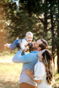 Outdoor Family Photoshoot | Family Photos | Colorado Family Photographer  Getting ready to book your fall family photoshoot? Take a look at the blog for the top 5 questions to ask your Denver family photographer. Get inspired by family photoshoot, family photoshoot outfits, family photos with baby, fall family photos, and fall family photos color scheme. Book Erin at erinlasshan.com