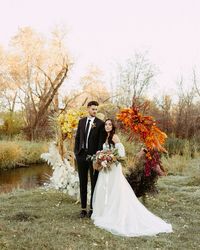 Get swept away by the magic of Autumn in this breathtaking editorial. Creatives have meticulously crafted a love story set against a stunning floral circle arch, a true masterpiece. Bathed in golden light, each photo radiates a romantic autumnal ambiance. For those captured by the beauty, this is a perfect scroll.