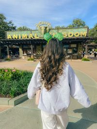 animal kingdom disney world aesthetic instagram picture pic inspo cool girl outfit winter emily nelson minnie ears green disney park