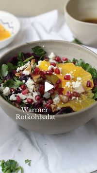 KALE&ME | Saftkur on Instagram: "Ein Star auf dem Weihnachtsteller! ⭐️🍽️ Bunt, vitaminreich und fruchtig - der warme Rotkohlsalat könnte dem klassischen Rotkohl in diesem Jahr die Show stehlen. 🤩 Was meinst du?

Zutaten für 2 Portionen:
• ½ kleiner Rotkohl
• 80 g Granatapfelkerne
• 1 Handvoll Walnüsse
• 40g Pettersilie
• 1 Orange
• 10 Datteln
• 50 g Feta
• 4 El Balsamico
• 2 El Ahornsirup
• Salz und Pfeffer

Für das Dressing:
• 3 EL Balsamico-Essig (dunkel)
• 2 EL Zitronensaft 
• 2 EL Ahornsirup
• 4 EL Olivenöl
• 1 TL Senf
• Salz und Pfeffer

Mehr Inspiration gibt es in unserer Rezeptbibliothek! 

#kaleandme #gesunderezepte"