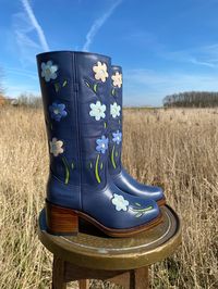 We offer FREE SHIPPING on our website www.dandelie.com Follow us on instagram: @dandeliethelabel or find the full collection at our website www.dandelie.com 🌼✨ These flower boots in Dark Blue are handcrafted in Spain. Our boots are made of the finest leather, and over time will adjust and mold to fit your feet perfectly. Our boots compliment any style, whether you're a 70s vintage babe, a Bohemian soul, a Western cowgirl, or just looking to spice up your style! These boots are a statement, inve