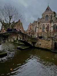 #brussels #belgium #bruxelles #bruges #aesthetic #rain #rainy #rainyday #winter #wintertime #christmas #christmastime #holiday #euro #eurotrip #europe #europa #architecture #christmasornaments #christmasdecorating