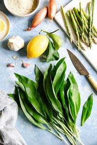 Light, creamy and full of fresh flavours wild garlic and asparagus risotto #wildgarlic #risotto #veganrecipes #asparagus | via @annabanana.co