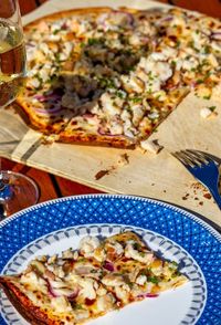 Klassieke combinatie: Flammkuchen met zalmforel en een glas sekt (Duitse Champagne) ernaast