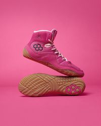 Engineered for World and Olympic Champion Jordan Burroughs. The JB1 is the perfect shoe for wrestlers who leverage speed and quickness in their wrestling style. A full length rubber outsole provides optimal traction for the wrestler who is changing levels rapidly and utilizing quick and explosive movements to take down their opponents. Shop The Full Pink Collection Now!