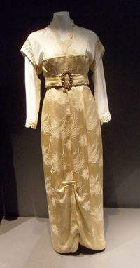 Titanic strolling/deck/yellow dress