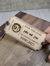 Enchant your guests with our Harry Potter save the date magnets! Laser engraved on wood, these personalized invitations are perfect for announcing your wizarding wedding. 🎩👰