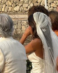 La espectacular boda de Nacho Aragón y Bea Gimeno con actuación de Emilio Aragón en directo 💐. Este sábado 7 de septiembre, la pareja decidía poner el broche de oro a su espectacular boda tras darse el ‘sí, quiero’ en una boda íntima el jueves 5 y celebrarlo con amigos en una divertida preboda el pasado viernes 6. La ceremonia tuvo lugar en la finca de Son Joan Arnau, ubicada en el término municipal de Sineu. En mitad del campo y rodeados de naturaleza, en torno a las 18:00. En esta última ...