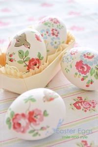 Making easter eggs with paper napkins. #easter #eggs