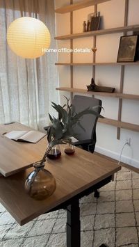 Get inspired by this moody home office decor featuring our Sway Standing Desk in White Oak. - Made in Canada 🇨🇦 - Sustainably sourced materials - Solid wood Create your dream home office at ergonofis.com #moodyhomeoffice #moodydecor #dreamoffice #homeofficeaesthetic