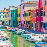 The most colorful town in Europe 💕 Everyone knows about Venice, but have you heard of Burano? It’s a tiny island off the coast of Venice, and it’s one of the most colorful places I’ve ever been! . Google “Kevin and Amanda Burano” for how to get there and what to do! . Bookmark this post if you’re planning a trip to Venice! 💕 . #italy #italy🇮🇹 #italytravel #italy_vacations #italy_stop #italy_hidden_gems #italy_illife #italy_creative_pictures #italy_ig #italylovers #italyturism #...