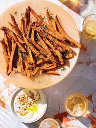 Frites de patates douces à la grecque cuites au four avec trempette à la féta fouettée