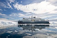 Erstmals startet Swan Hellenic im kommenden Winter mit den beiden 5-Sterne-Expeditionsschiffen SH Minerva und SH Vega in die Antarktis-Saison. Während SH Vega von Ushuaia an der Südspitze Südamerikas nach Kapstadt in Südafrika aufbricht, nimmt das Schwesterschiff SH Minerva in anderer Richtung Kurs auf Dunedin in Neuseeland.; Von: CRUCERO | Tobias Lange-Rüb #Antarktis #Expedition #SwanHellenic