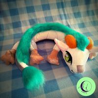 Pelúcia Do Dragão Haku  De A Viagem De Chihiro  Em Formato De Colar Que Pode Ser Usado Ao Redor Do Pescoço.    Feito Em Plush Aveludado  100% Poliéster  Com Enchimento De Fibra Siliconada Antialérgica. Possui Detalhes Em Tecido De Pelo Longo E O Rosto É Bordado À Máquina.    Todas As Peças Do Lunar Garden São Feitas Manualmente  O Que Pode Gerar Pequenas Diferenças Entre As Peças. Valorize Sempre O Trabalho Manual!    Qualquer Dúvida Sinta Se Livre Para Mandar Uma Mensagem Pelo Chat.    Também M