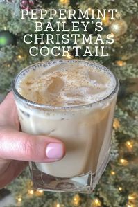 Peppermint Baileys Christmas Cocktail is the ULTIMATE Christmas drink. Original Baileys and Smirnoff Peppermint Vodka come together over ice with a sprinkle of cinnamon for an absolutely perfect holiday cocktail. This winter drink is the BEST and will give you alllll the feels! #whatchacookinggoodlooking #christmascocktails #holidaycocktails #holidaydrinks #baileys