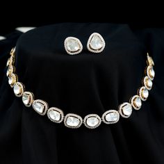 Détails du produit
        Ce merveilleux ensemble collier et boucles d'oreilles en diamants non taillés est fabriqué en or 14 carats et comporte des diamants Polki non taillés, connus pour leur aspect unique et brut, qui ajoute une touche d'élégance intemporelle à l'ensemble. Les diamants non taillés sont sertis dans un design délicat et attrayant avec un halo de diamants naturels qui met magnifiquement en valeur leur beauté naturelle. L'ensemble de bijoux de fiançailles comprend égale Diamond Necklace And Earrings, Polki Diamond Necklace, Uncut Diamond Necklace, Diamond Jewelry Set, Polki Earrings, Halo Stud Earrings, Diamond Necklace Designs, Polki Necklace, Earrings Making