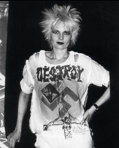 Freewave 3 Wallpaper, Vivienne Westwood Destroy Shirt, Vivienne Westwood Destroy, Punk Aesthetic Wallpaper, Vivienne Westwood Punk, Punks 70s, Chicas Punk Rock, Vivian Westwood, Destroyed T Shirt