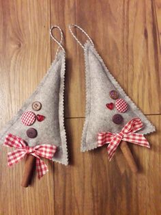 two christmas trees made out of felt with buttons and bows on the top one is red and white checkered