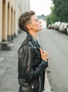 Short Hair Boyish, Short Androgynous Haircut, Androgynous Haircut, Tomboy Hairstyles, Short Hair Tomboy, Tumblr Hair, Beauty Makeup Tips