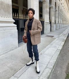 Outfit Ideas With White Boots, White Chunky Boots Outfit, White Chelsea Boots Outfit, White Chunky Boots, Chunky Boots Outfit, Beige Chelsea Boots, Jeans Boots Outfit, White Chelsea Boots, White Boots Outfit