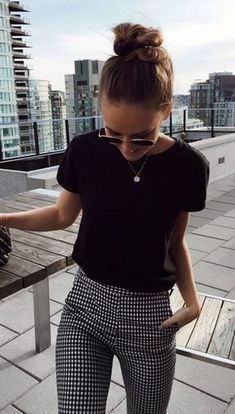 Trendy Work Outfit, Professional Work Outfit, Black Tees, Classy Winter Outfits, Gingham Pants, Checkered Pants, Fall Bags