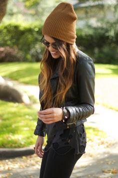 Queer Style, Ray Ban Wayfarer, Biker Chic, Lady Fashion, Closet Inspiration, Style Winter, Slouchy Hat, Looks Chic